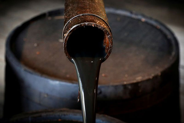 Petróleo amplia perdas e alta nos estoques sinaliza necessidade de corte de produção