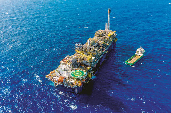 Bacia de Santos atinge recorde de participação na produção nacional de petróleo e gás