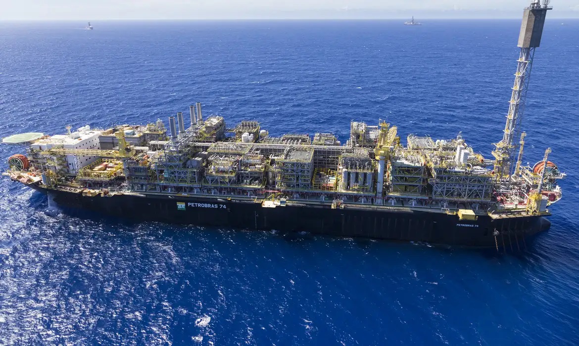 Plataformas de Petróleo da Petrobras podem ser usadas como bases móveis de defesa e abastecimento de navios da Marinha