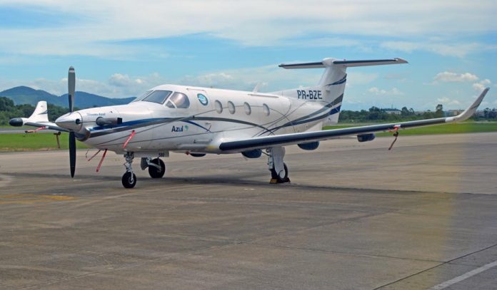 Aeronave modelo Pilatus PC-12, da companhia Azul Linhas Aéreas, pousou na pista do Aeroporto de Macaé na manhã desta terça-feira (12) - Wanderley Gil