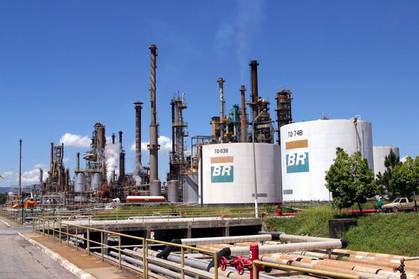 Venda de refinarias da Petrobras atrai as maiores petroleiras do mundo