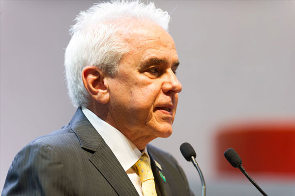 Com medo dos carros elétricos, presidente da Petrobras defende acelerar exploração do pré-sal